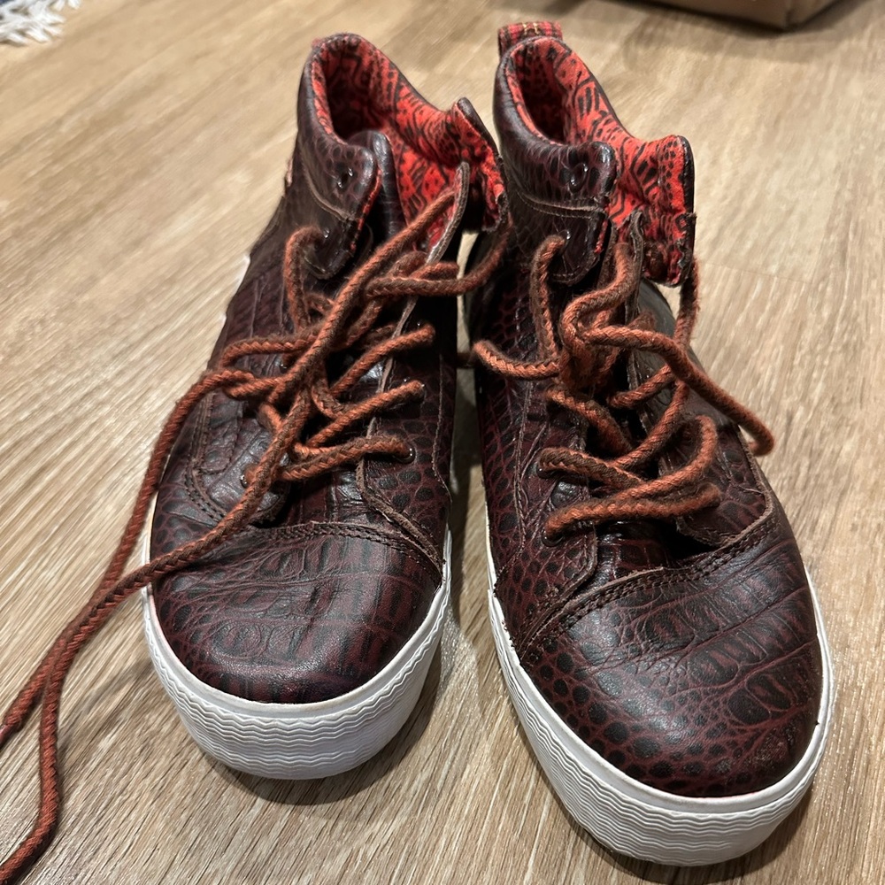 Brown and Red High-Top Sneakers Tom’s